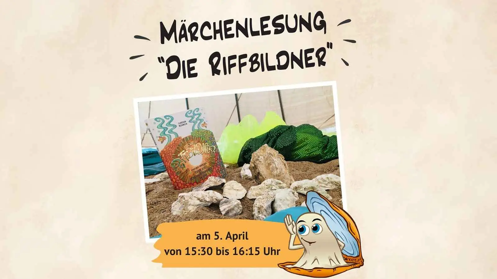 Märchenlesung „Die Riffbildner“ mit Fossilien und Buch im Sand