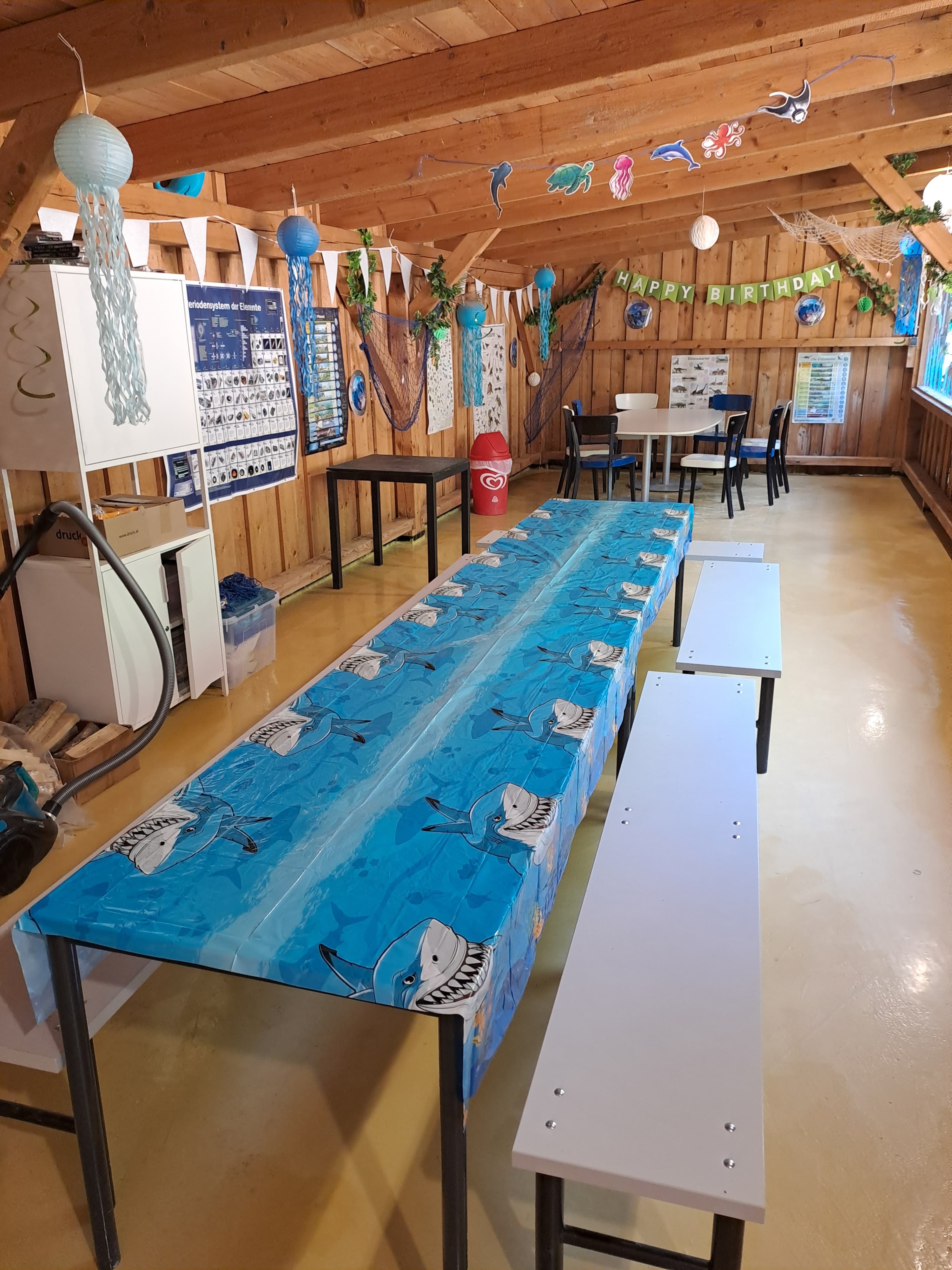 Geburtstagshütte mit gedeckten Tischen und Dekoration für Kindergeburtstage