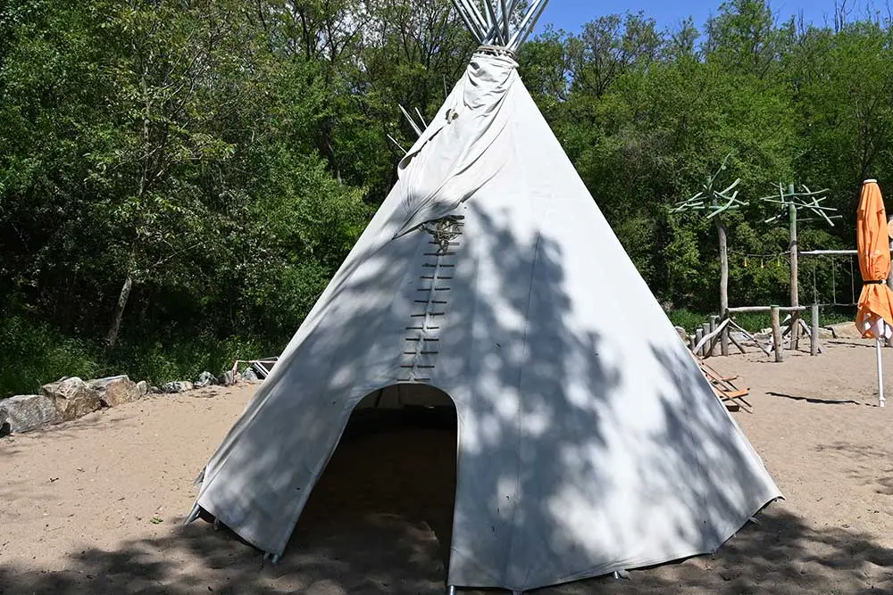 Großes Tipi im Außenbereich der Fossilienwelt mitten in der Natur