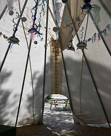 Innenansicht des dekorierten Tipis für Kindergeburtstage in der Fossilienwelt