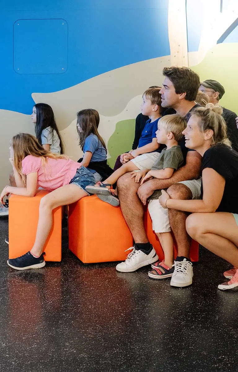 Entdecke die Geschichte der Fossilienwelt und die Menschen sowie Partner dahinter.